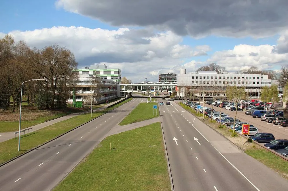Emmen: Emmen, Hondsrugweg en gemeentehuis