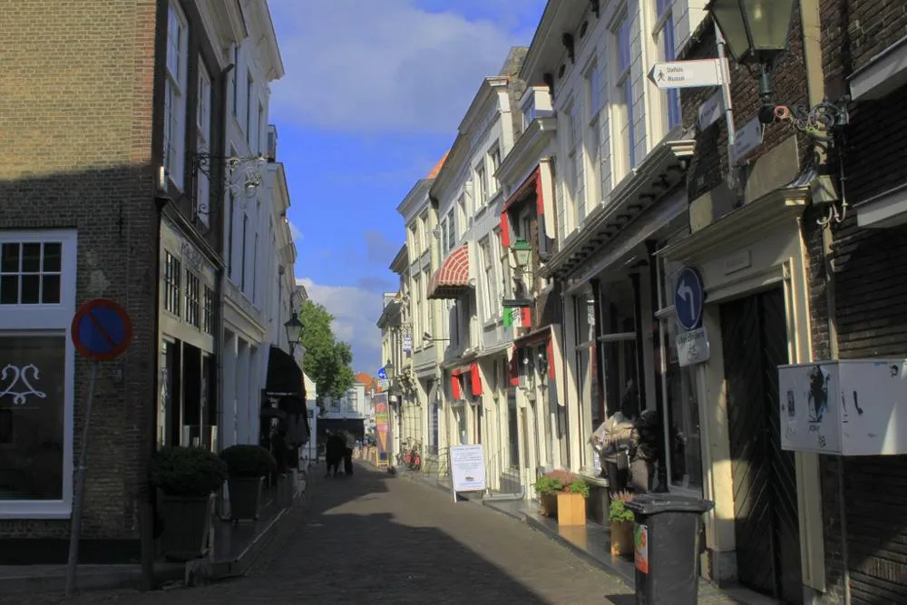 Bruinisse: Hier zijn we in de Potsraat in Bruinisse.