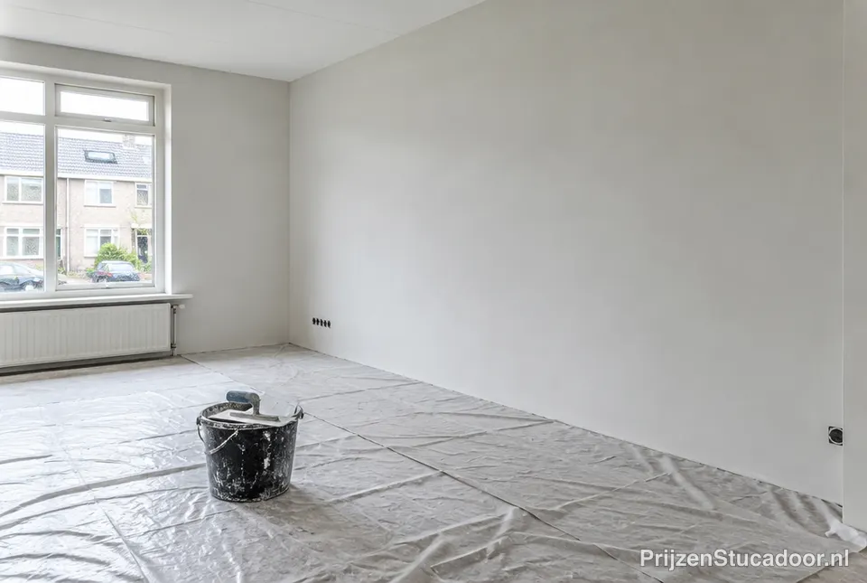 Strakke, glad gestucte muur in een lege woonkamer