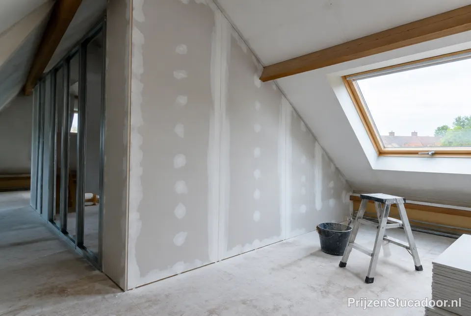 Nieuwe gipsplaatwand met afgewerkte naden