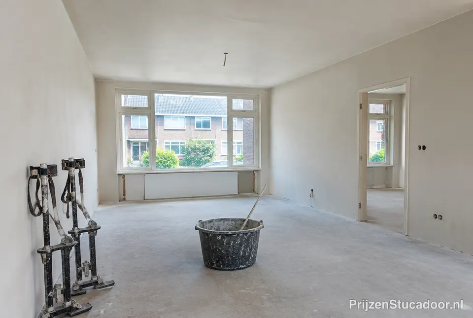 Pas gestuct strak plafond in een woonkamer